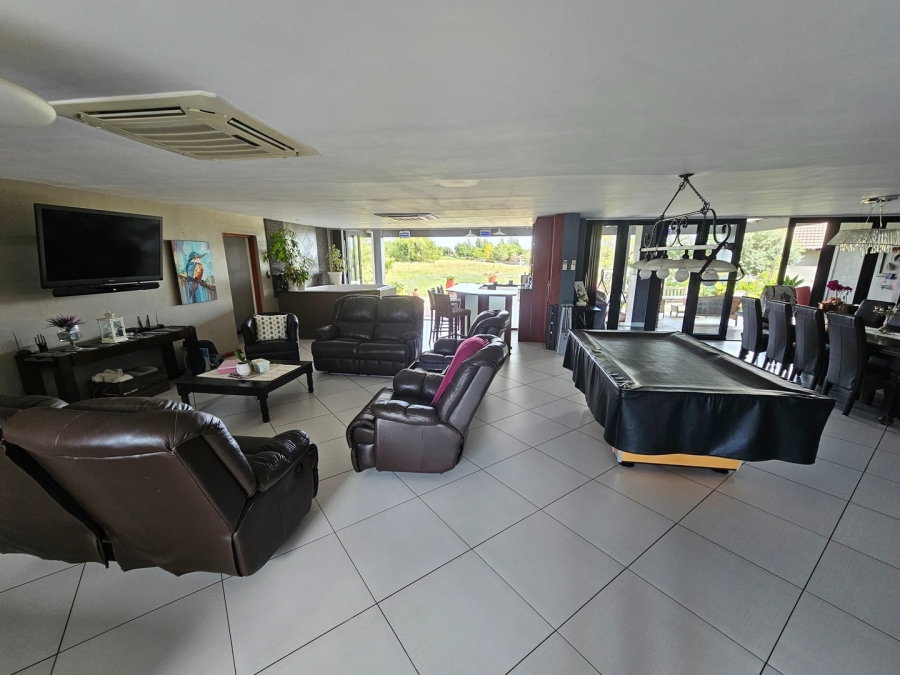 5 Bedroom Property for Sale in Woodland Hills Free State
